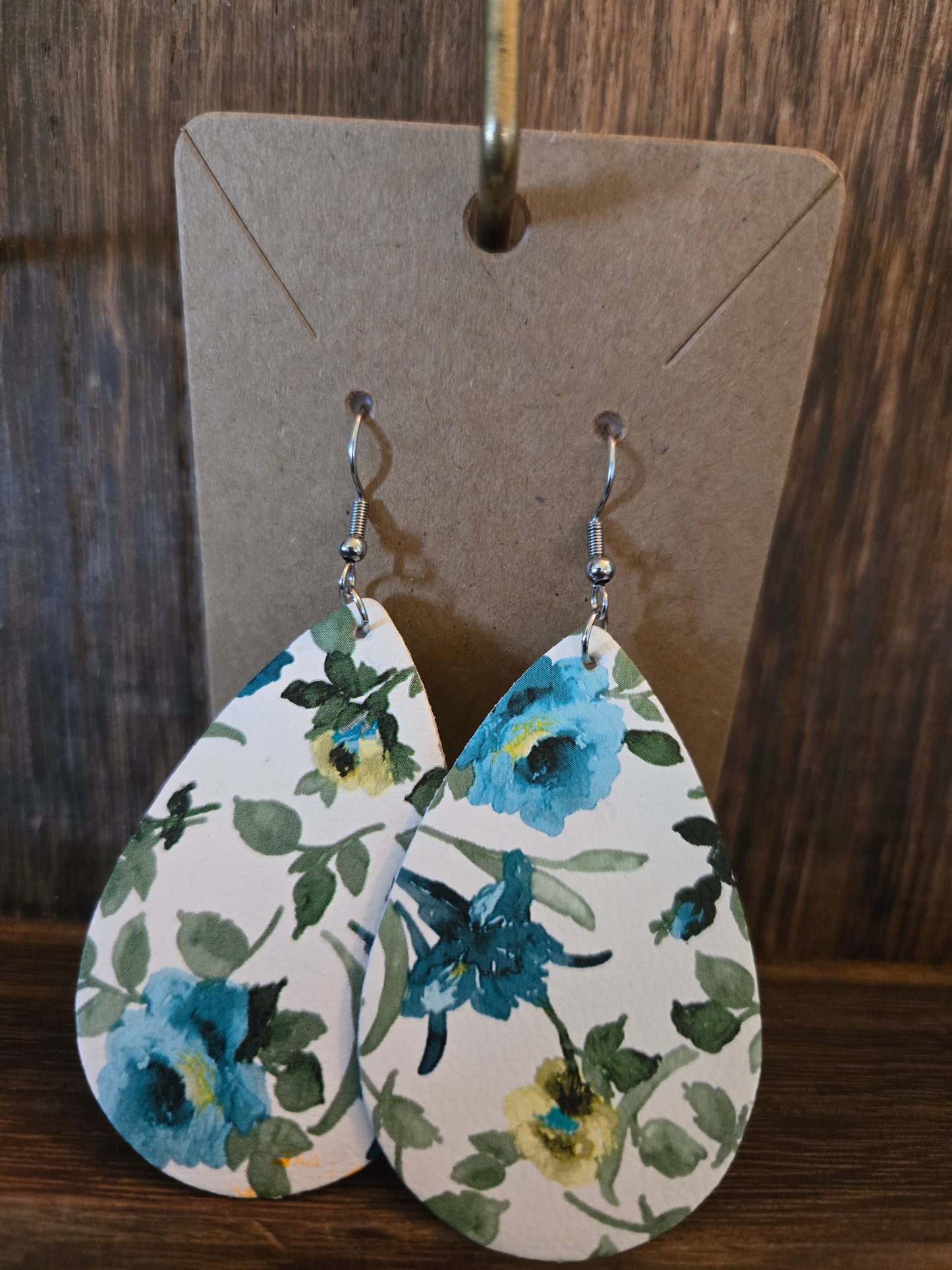 TEAL FLORAL TEAR DROP EARRINGS 🩵🤍