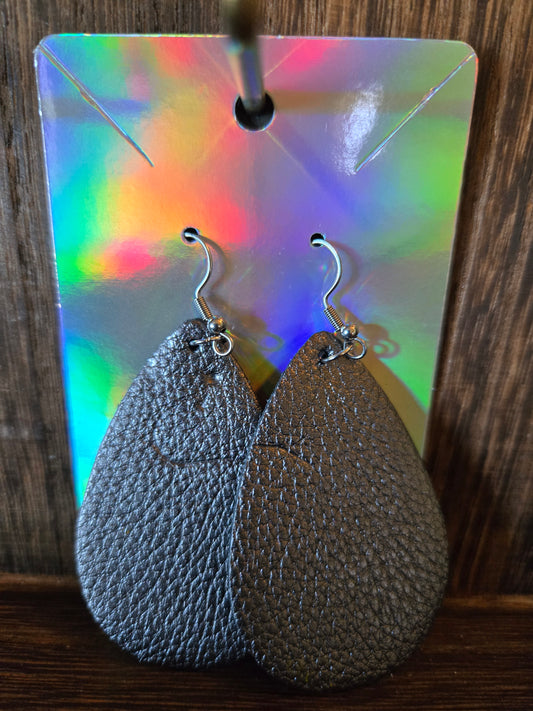 BLACK TEAR DROP EARRINGS 🖤