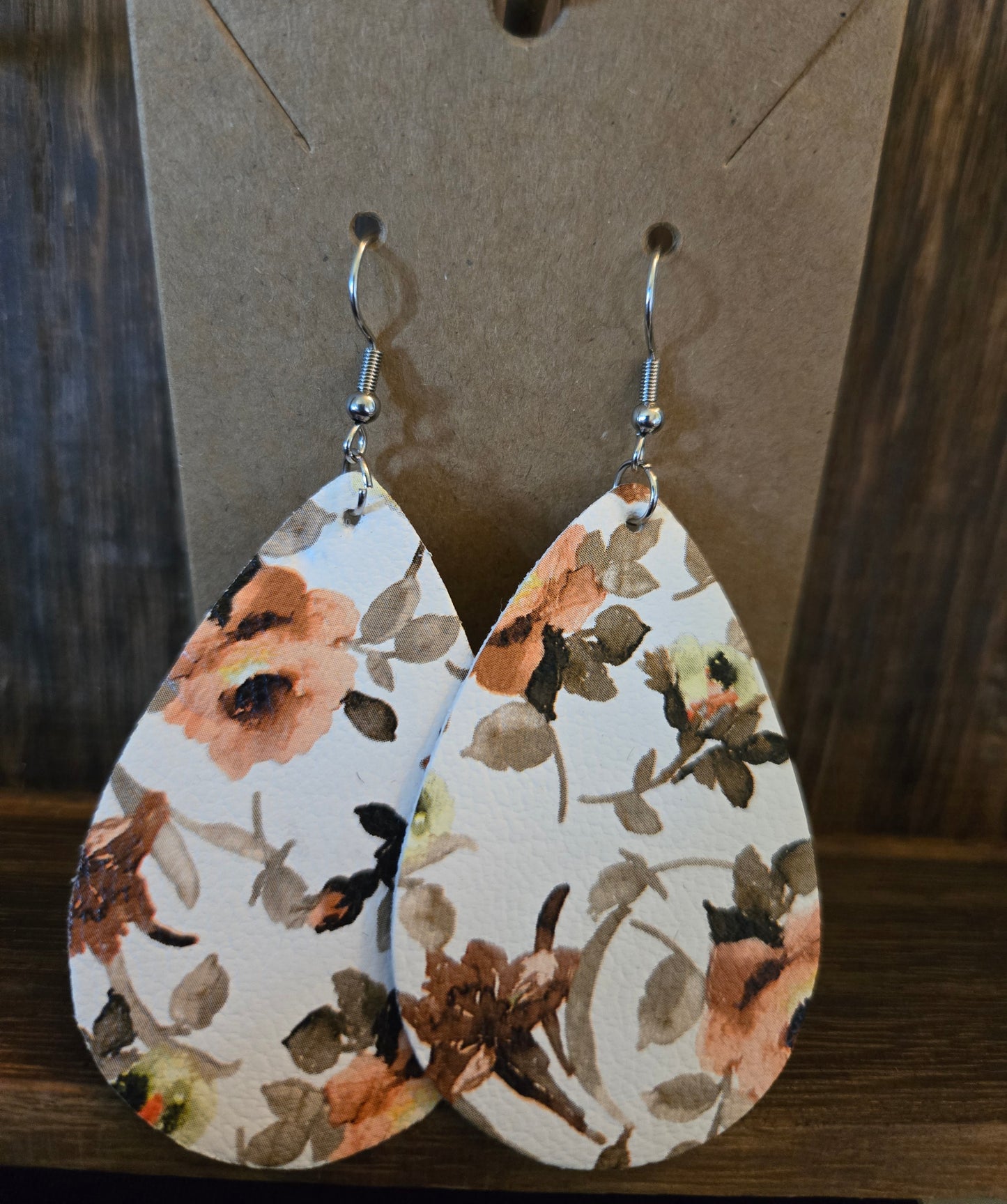 BROWN &WHITE TEAR DROP EARRINGS